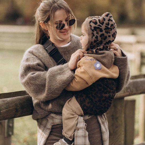 echarpe de portage maman lunettes bébé bonnet léopardo carrousel