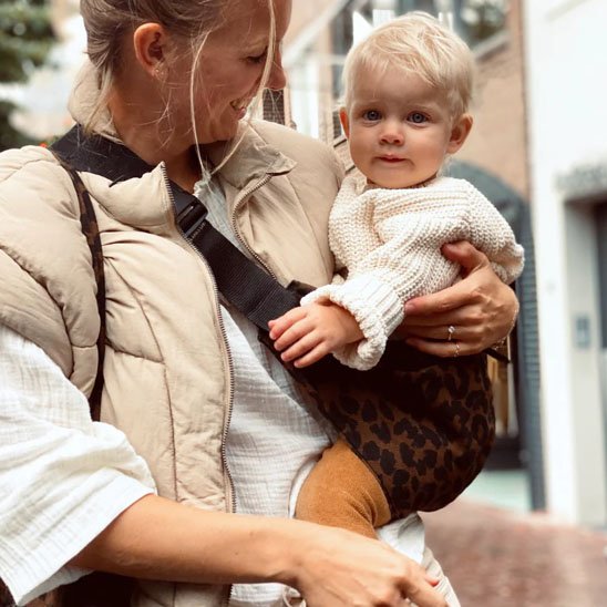 echarpe de portage maman sourit bébé léopardo carrousel