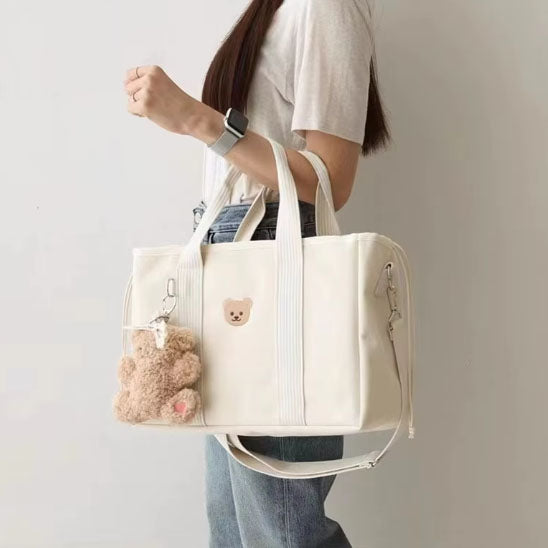 femme portant sac a langer blanc lunamade carrousel