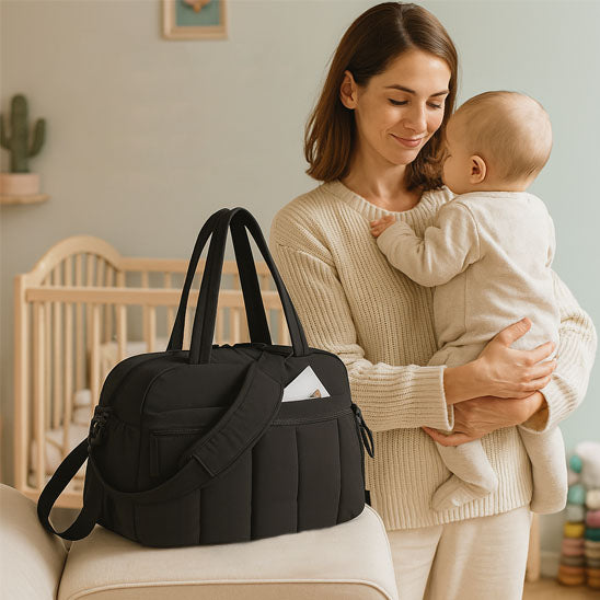 maman portant bebe sac a langer noir talisman carrousel