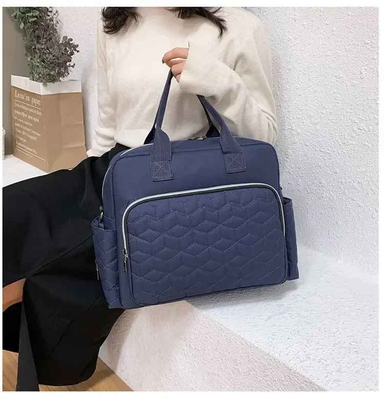 brune assise sac a langer bleu marine agathe carrousel