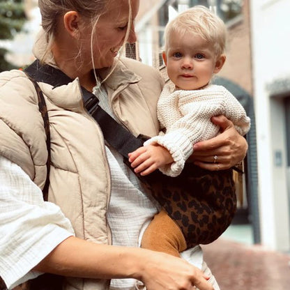echarpe de portage maman sourit bébé léopardo carrousel