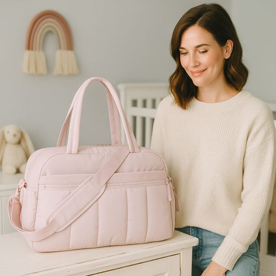 maman regardant sac a langer rose commode talisman carrousel